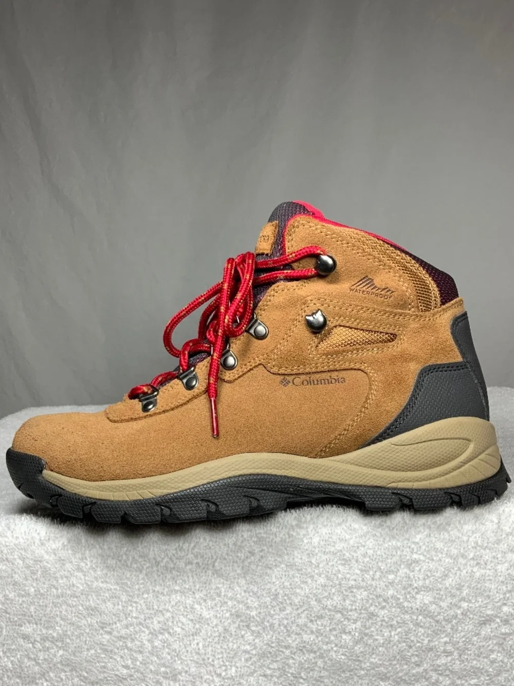NEW - Columbia Newton Ridge™ Waterproof Amped Hiking Boot - Size 8.5